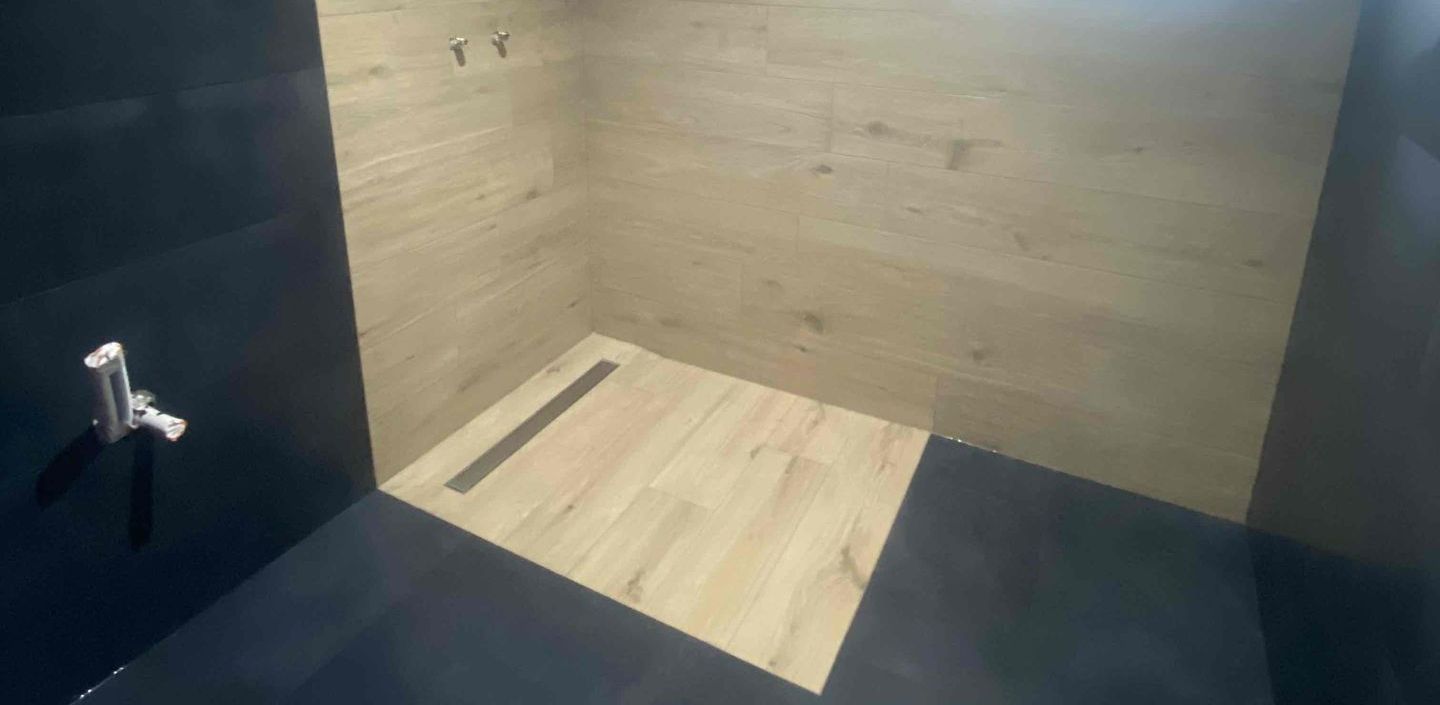 Douche noire et imitation bois