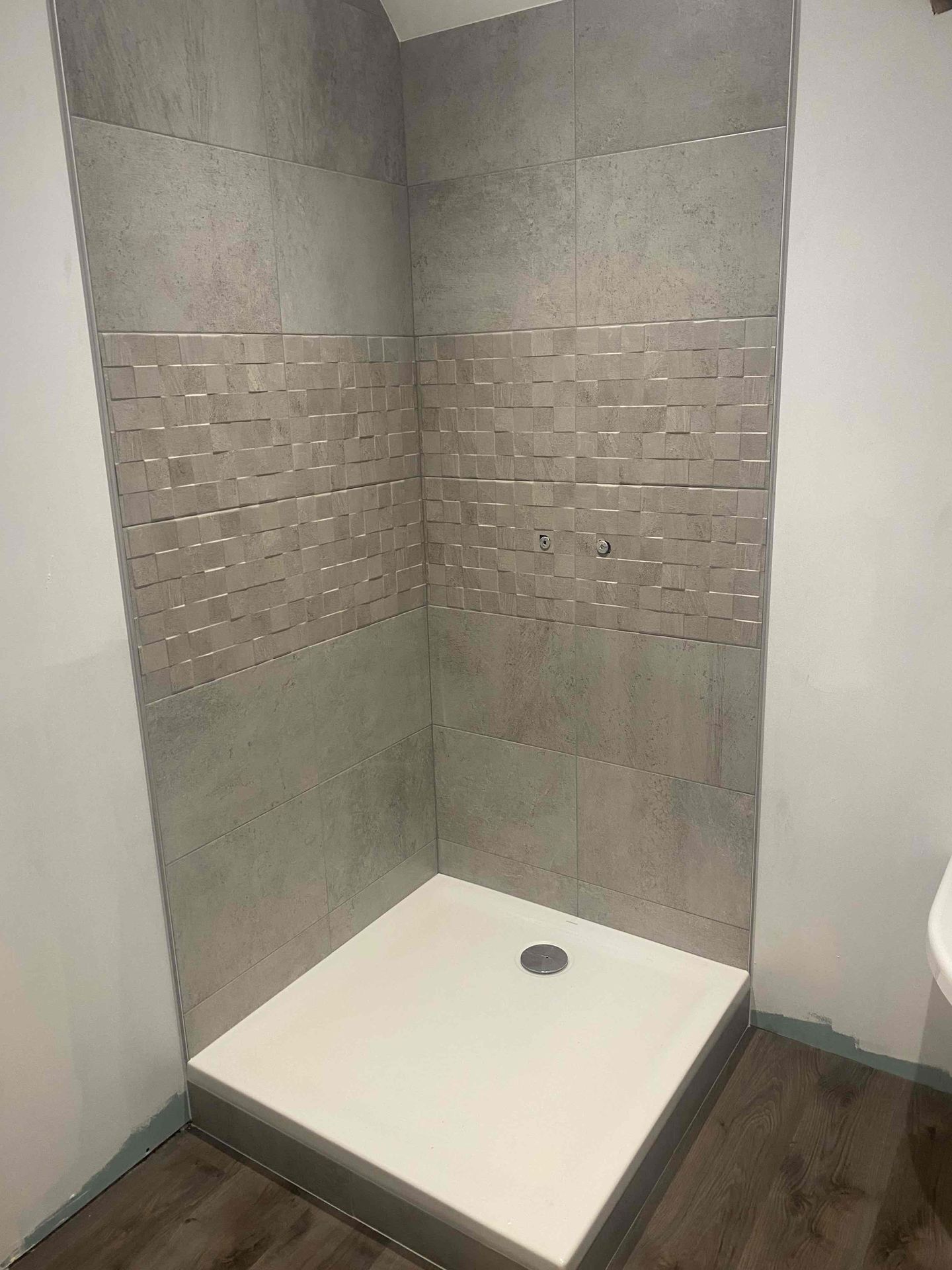 Bac de douche avec murs gris