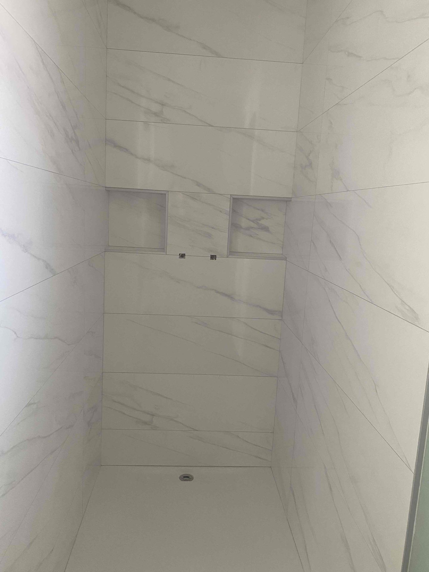 Douche en marbre blanc