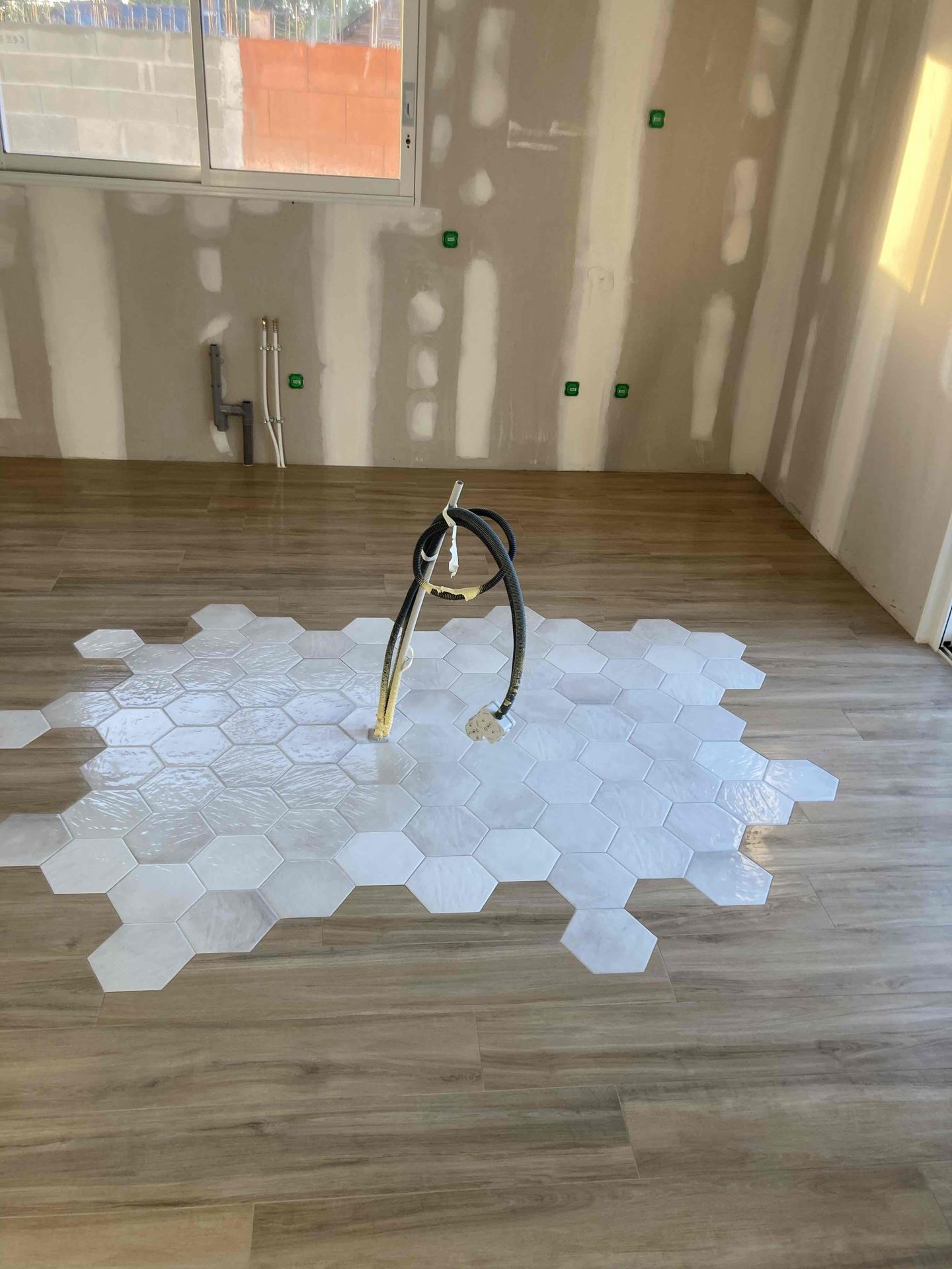 Sol en parquet avec carrelage au niveau d’un raccordement électrique