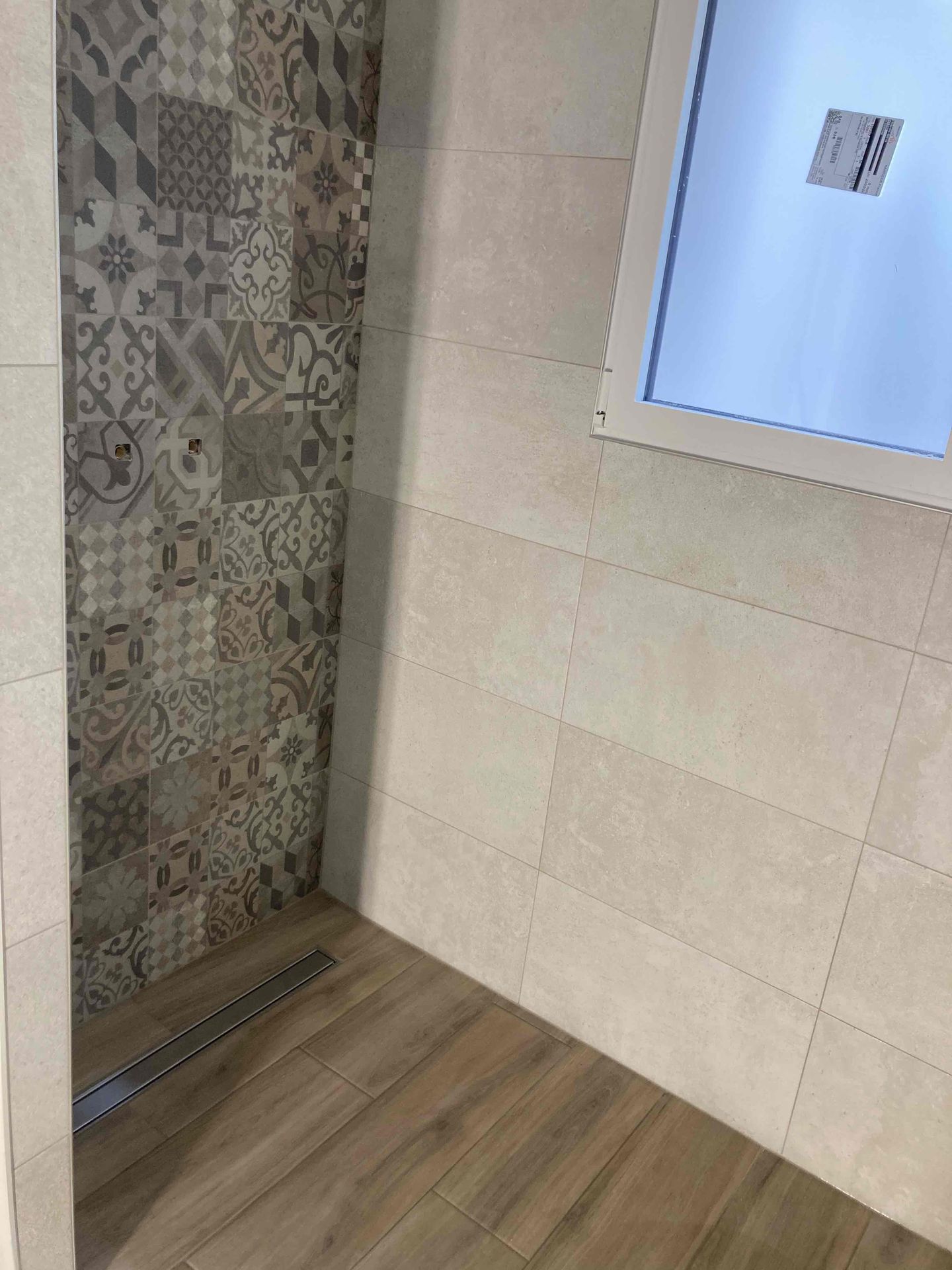 Mur d’une petite pièce avec carrelage esthétique