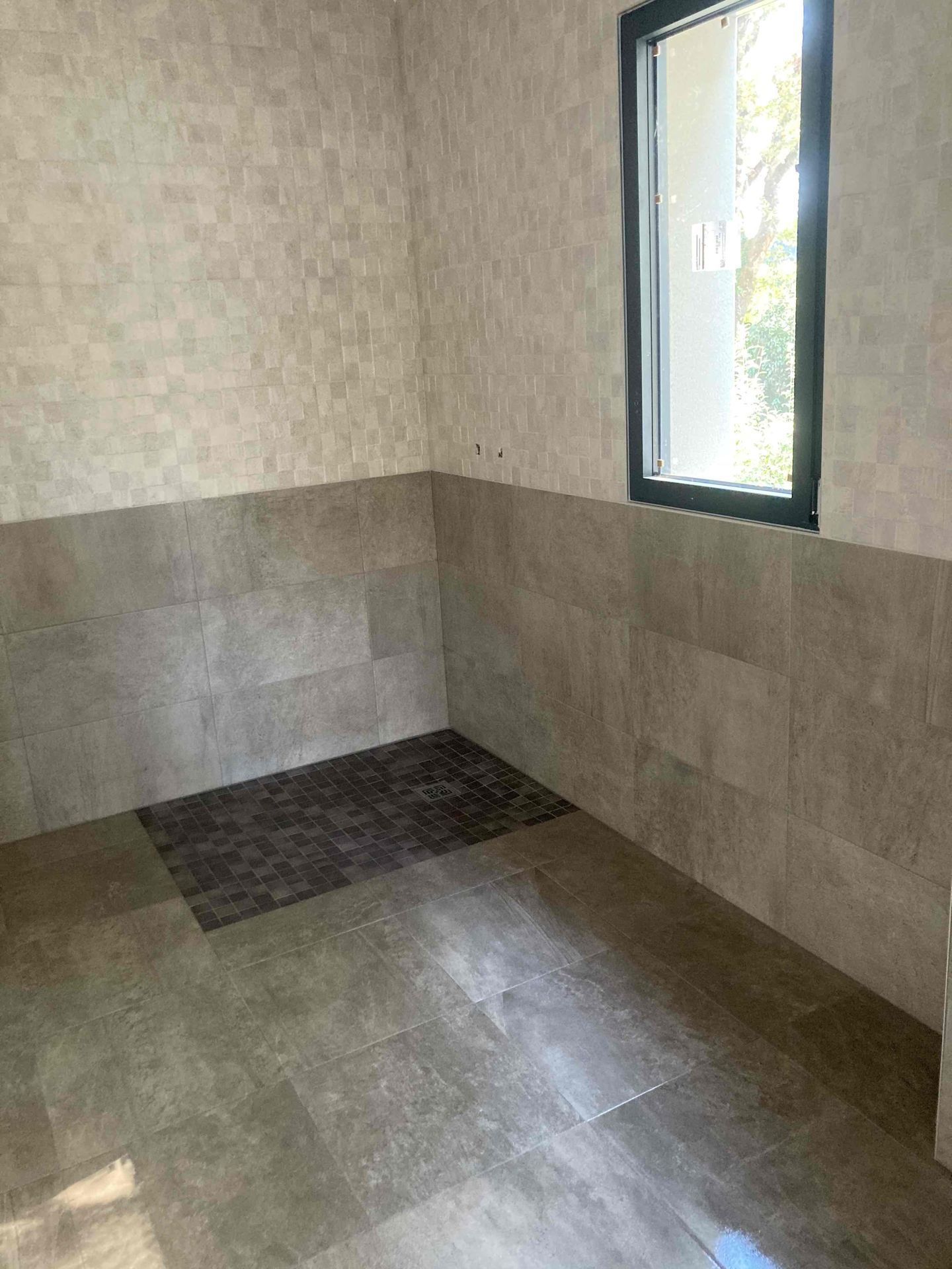 Salle de bain avec petits carreaux clairs sur les murs