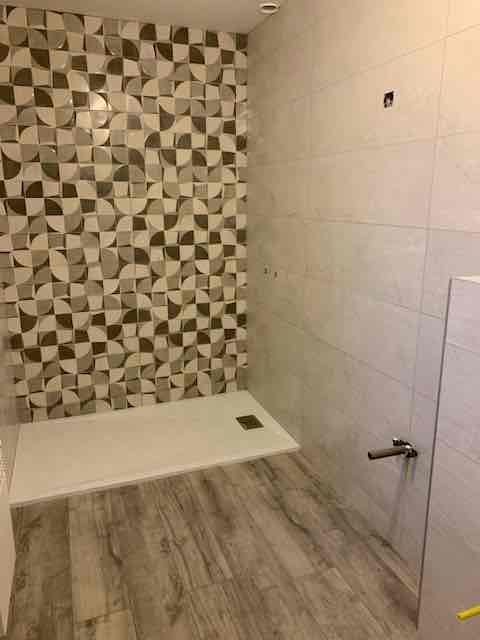 Douche avec mosaïque moderne sur un mur