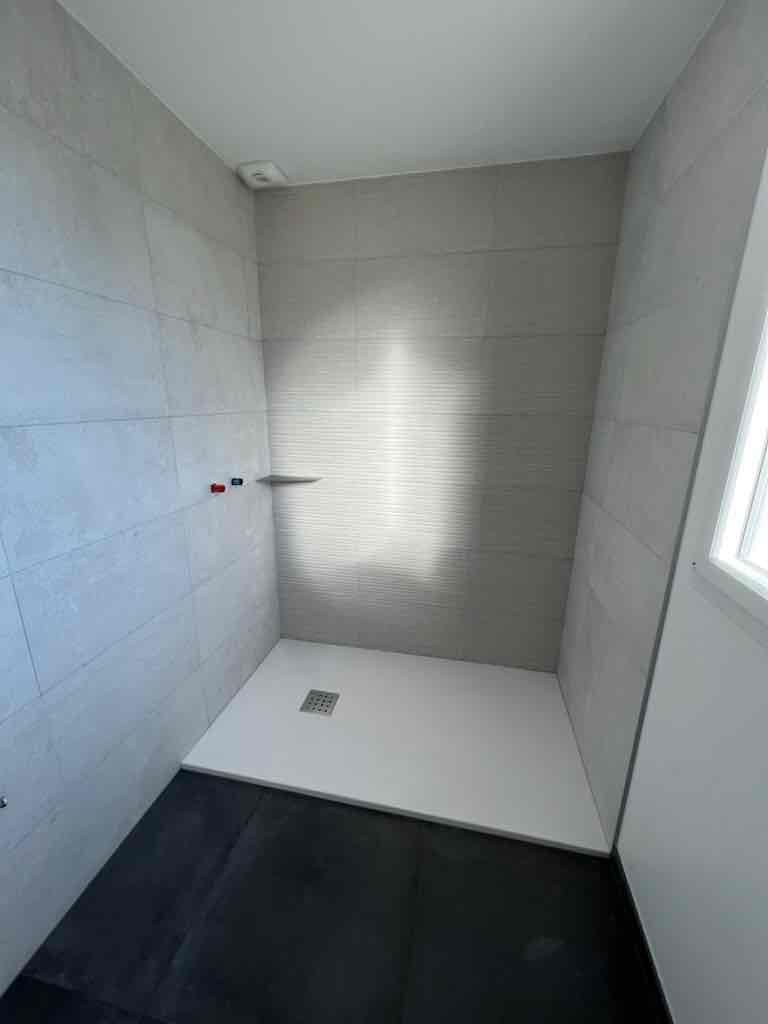 Salle de bains dans les teintes grises, blanches et noires