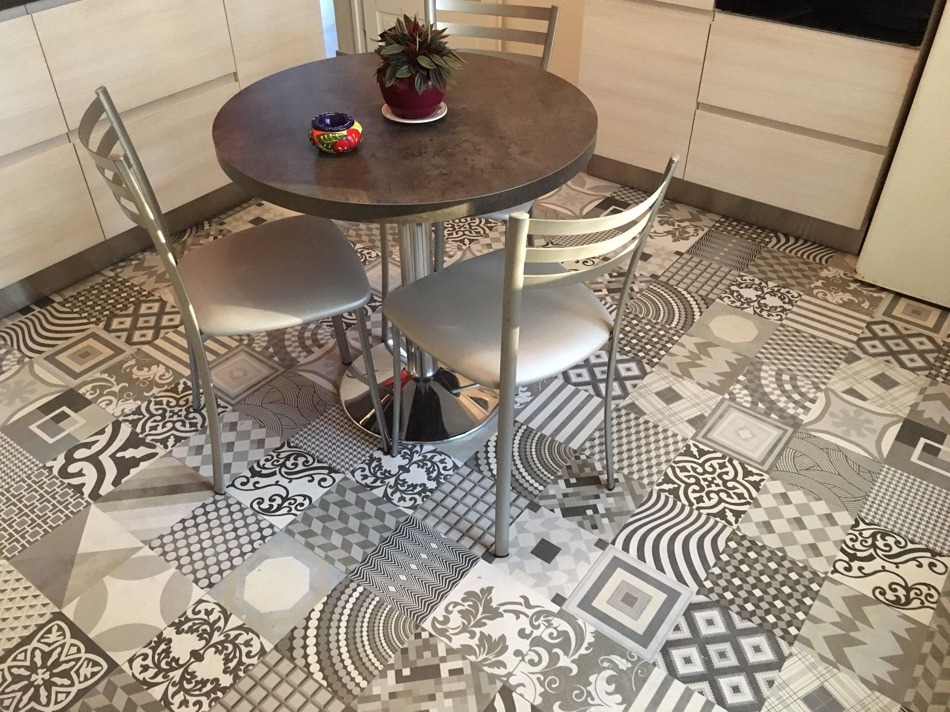 Cuisine avec table ronde et trois chaises