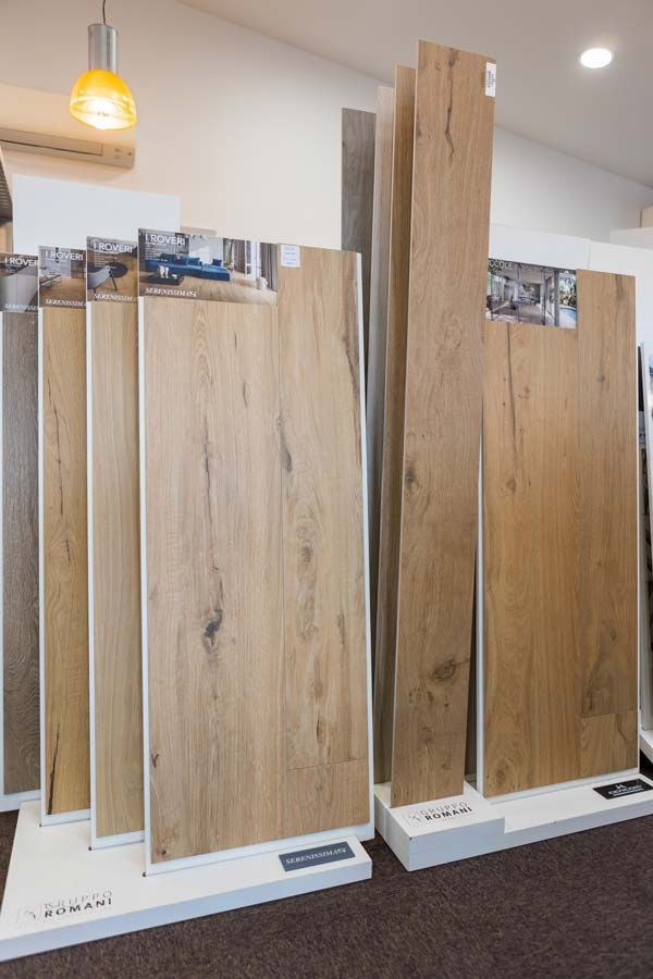 Exposition des différents types de parquets dans le showroom