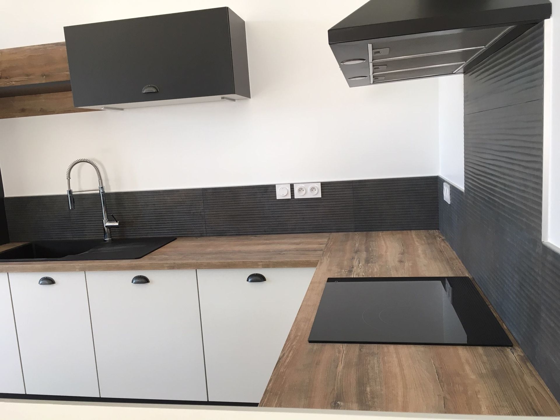 Cuisine avec plan de travail en bois