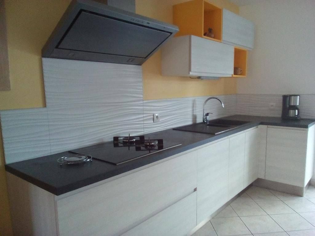 Cuisine avec mur jaune