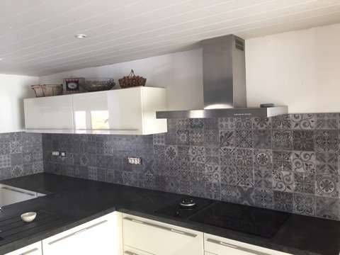 Cuisine neuve avec revêtement mural