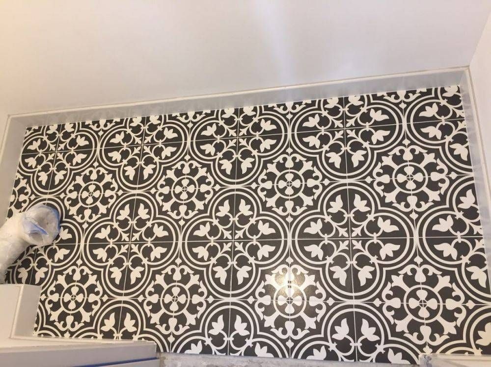 Carrelage de carreaux carrés à motifs dans une cuisine