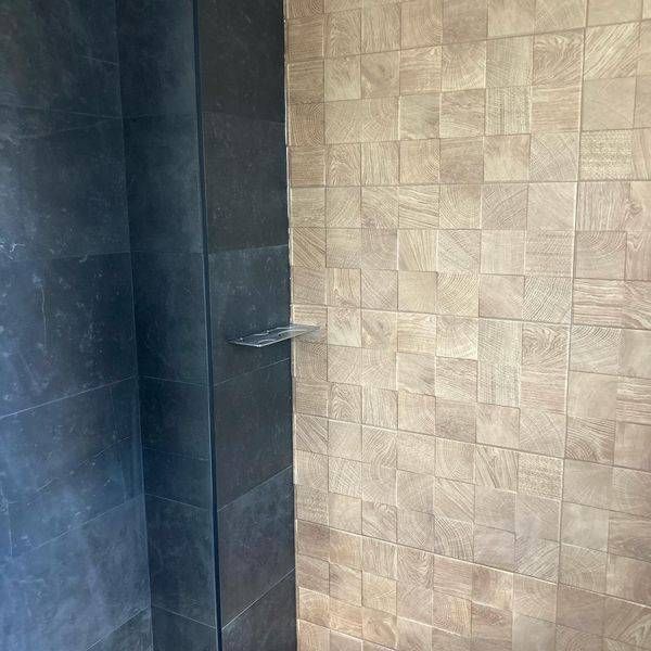 Carrelage mural dans une douche neuve
