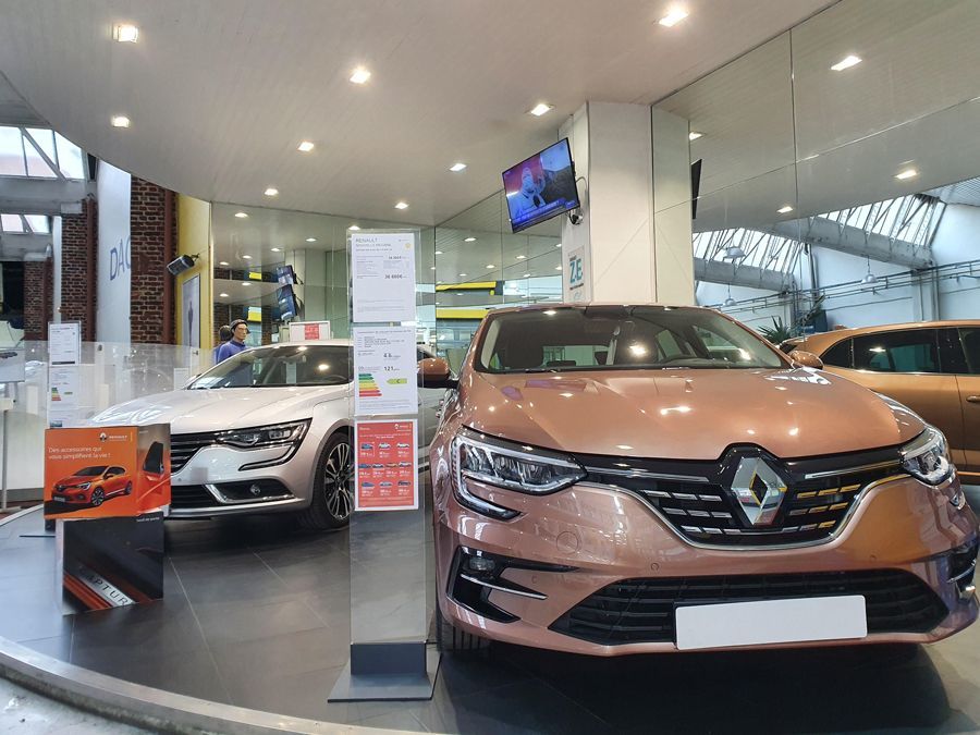 voiture à vendre et panneau explicatif