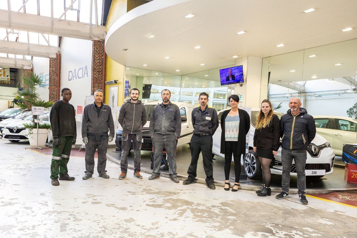 équipe du Garage de la mairie de Montreuil dans le hall du garage
