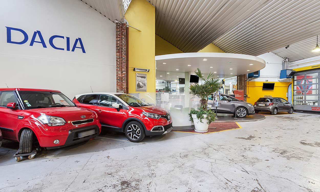 hall du Garage de la mairie exposant les voitures d'occasion ou neuves