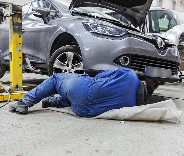 mécanicien entretenant