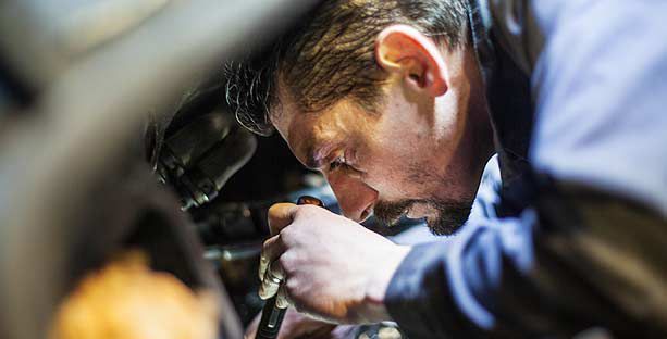 portrait d'un mécanicien concentré