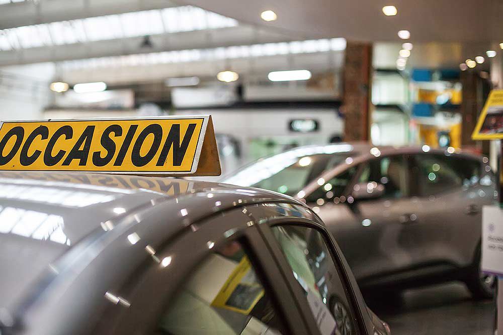 vue de près d'une voiture et de son panneau occasion
