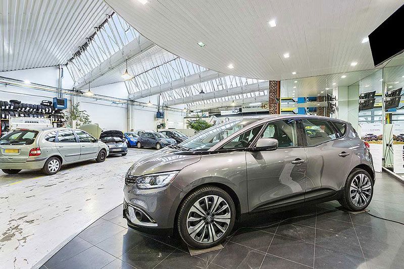 vue de profil d'une voiture à vendre