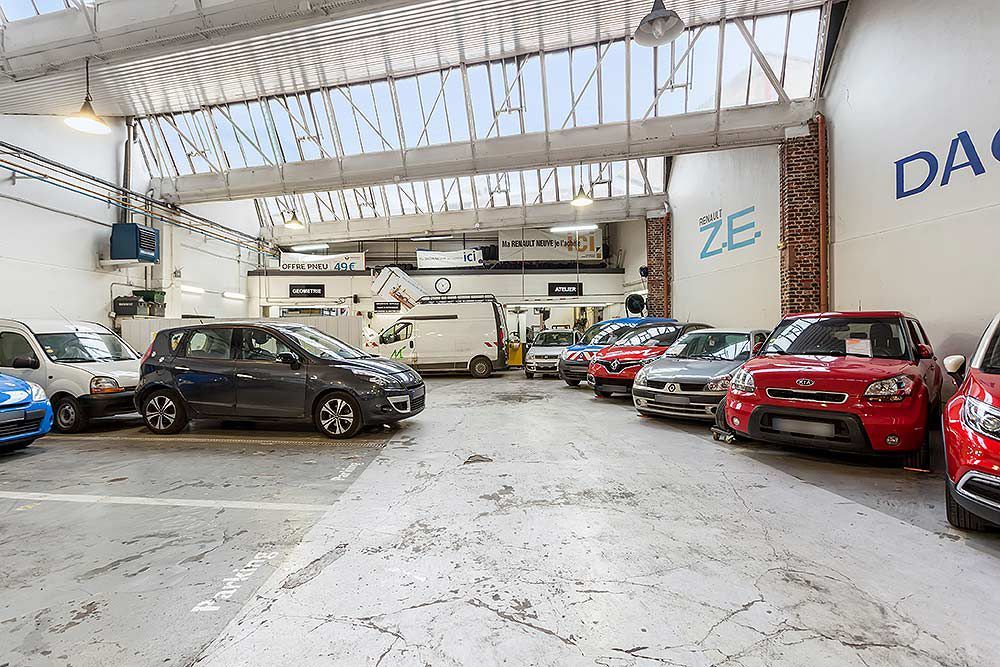 vue du garage ou sont stockées les voitures d'occasion et neuves
