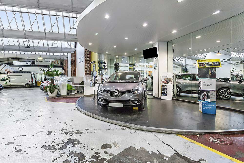 vue d'une voiture neuve exposée dans le hall du Garage de la mairie