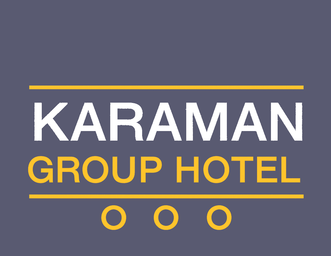 Logo des Karaman Group Hotels: Weißer Text auf dunkelgrauem Hintergrund mit gelben Linien und Kreisen.