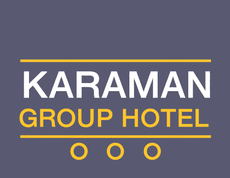 Logo des Karaman Group Hotels: Weißer Text auf dunkelgrauem Hintergrund mit gelben Linien und Kreisen.