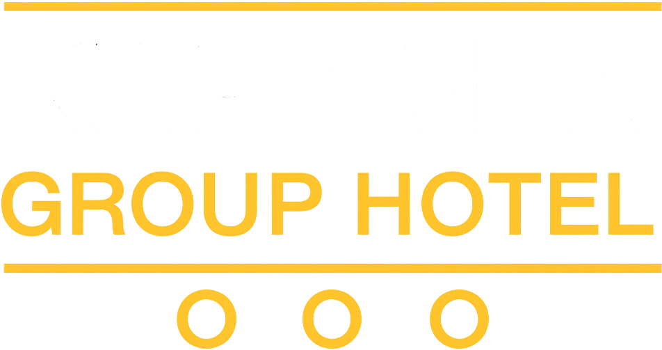 Gelber Text „GROUP HOTEL“ mit drei Kreisen und zwei horizontalen Linien.