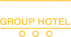 Gelber Text „GROUP HOTEL“ mit drei Kreisen und zwei horizontalen Linien.