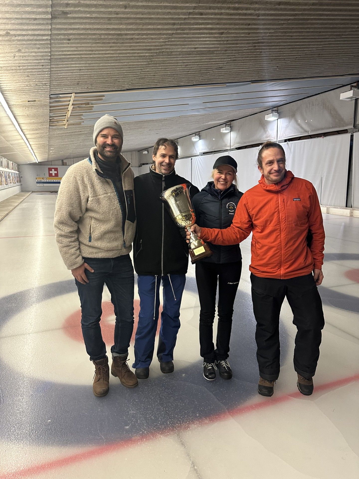 Die Sieger des Curlingtourniers 2025: Skip Daniel Schmid, Stefan Müller, Priska Rohner und Philipp Schürmann. Herzliche Gratulation. 