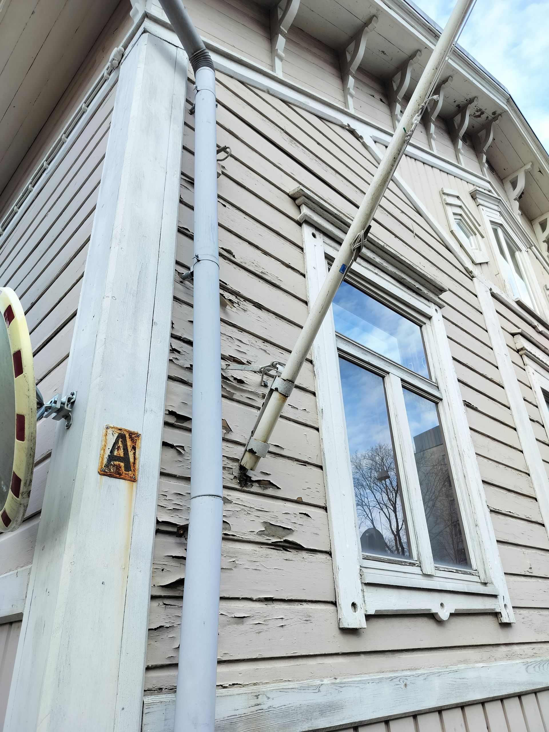 Rapistunyt rakennuksen seinä turun puutarhakadulla