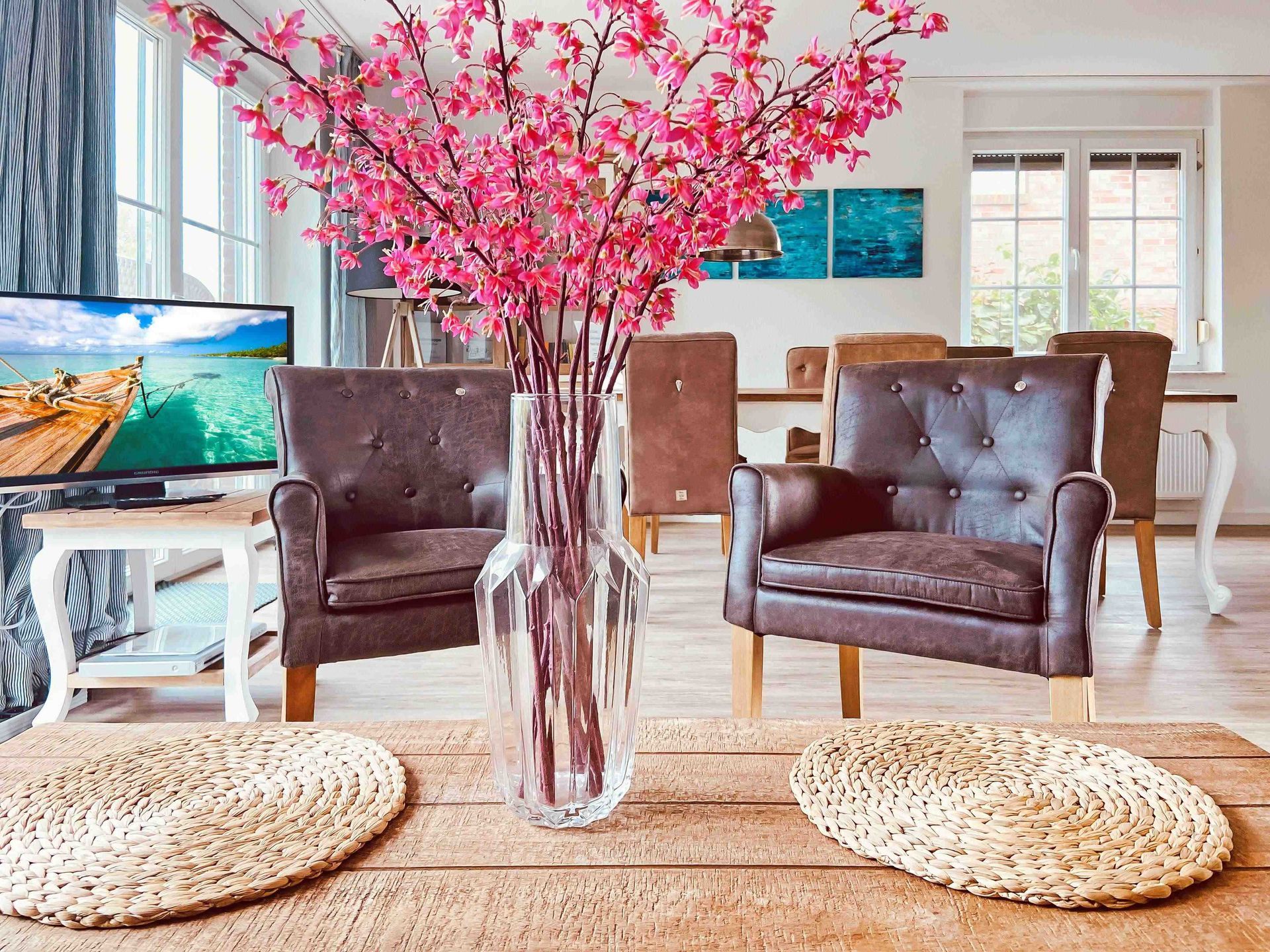 Bequeme Sessel und großer Smart- TV