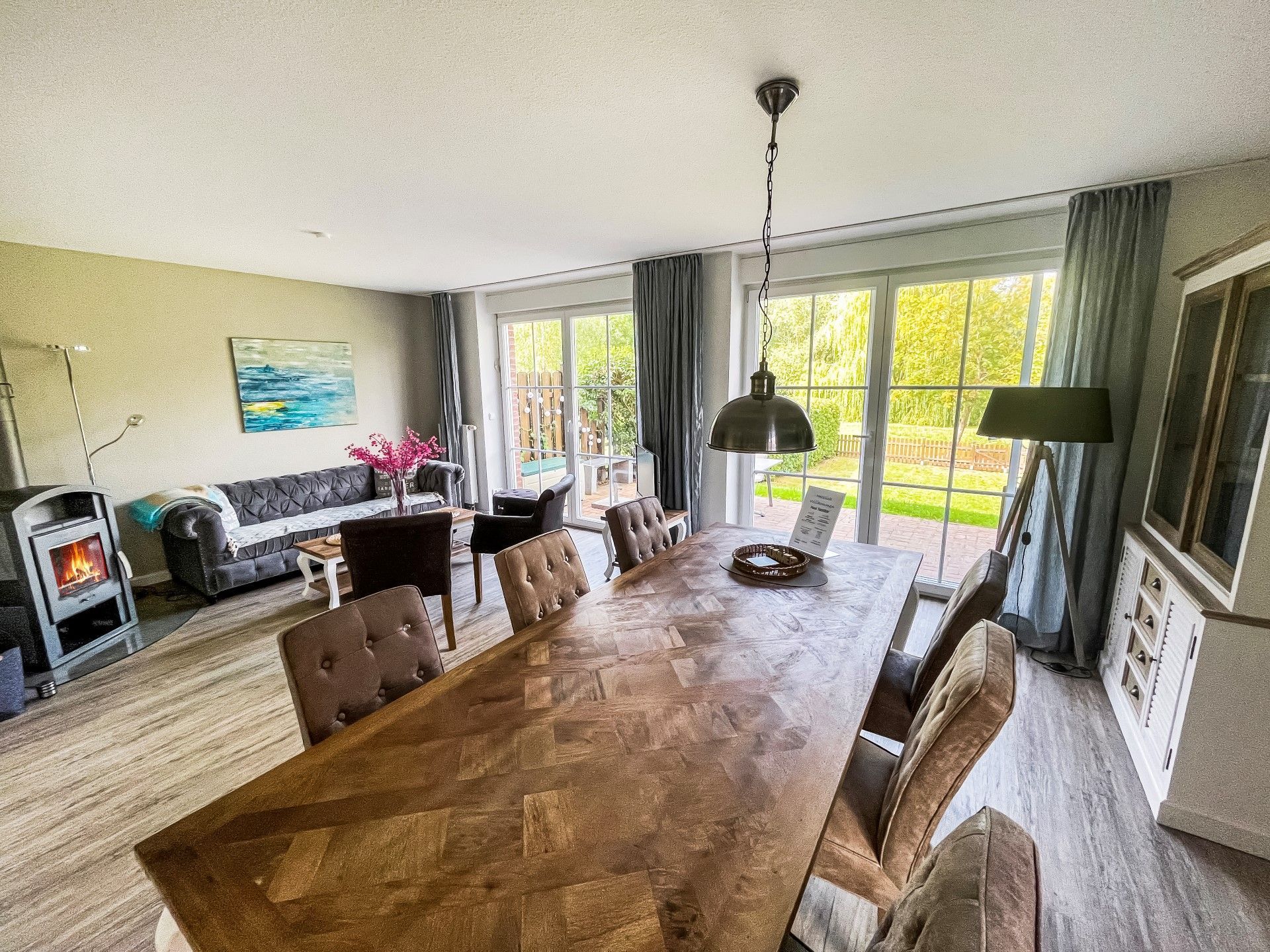 Esstisch mit viel Platz