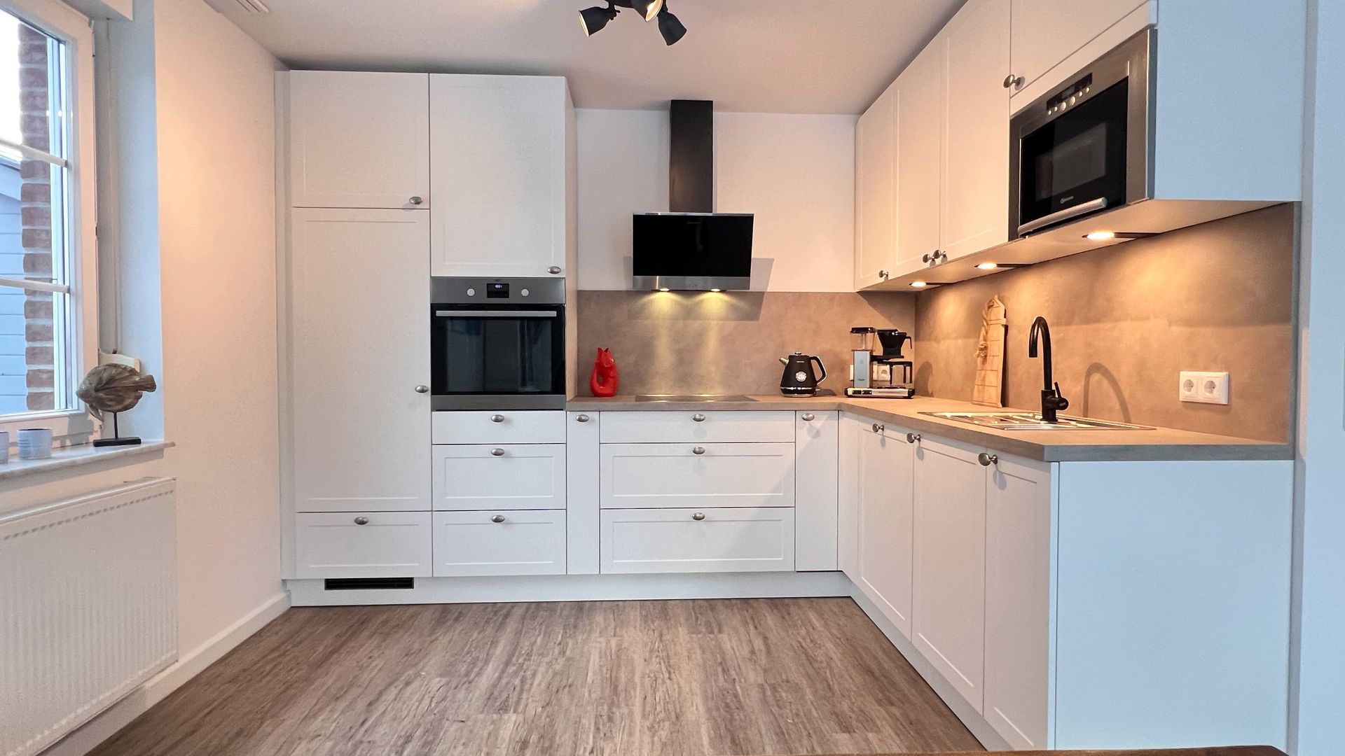 Voll ausgestattete Küche