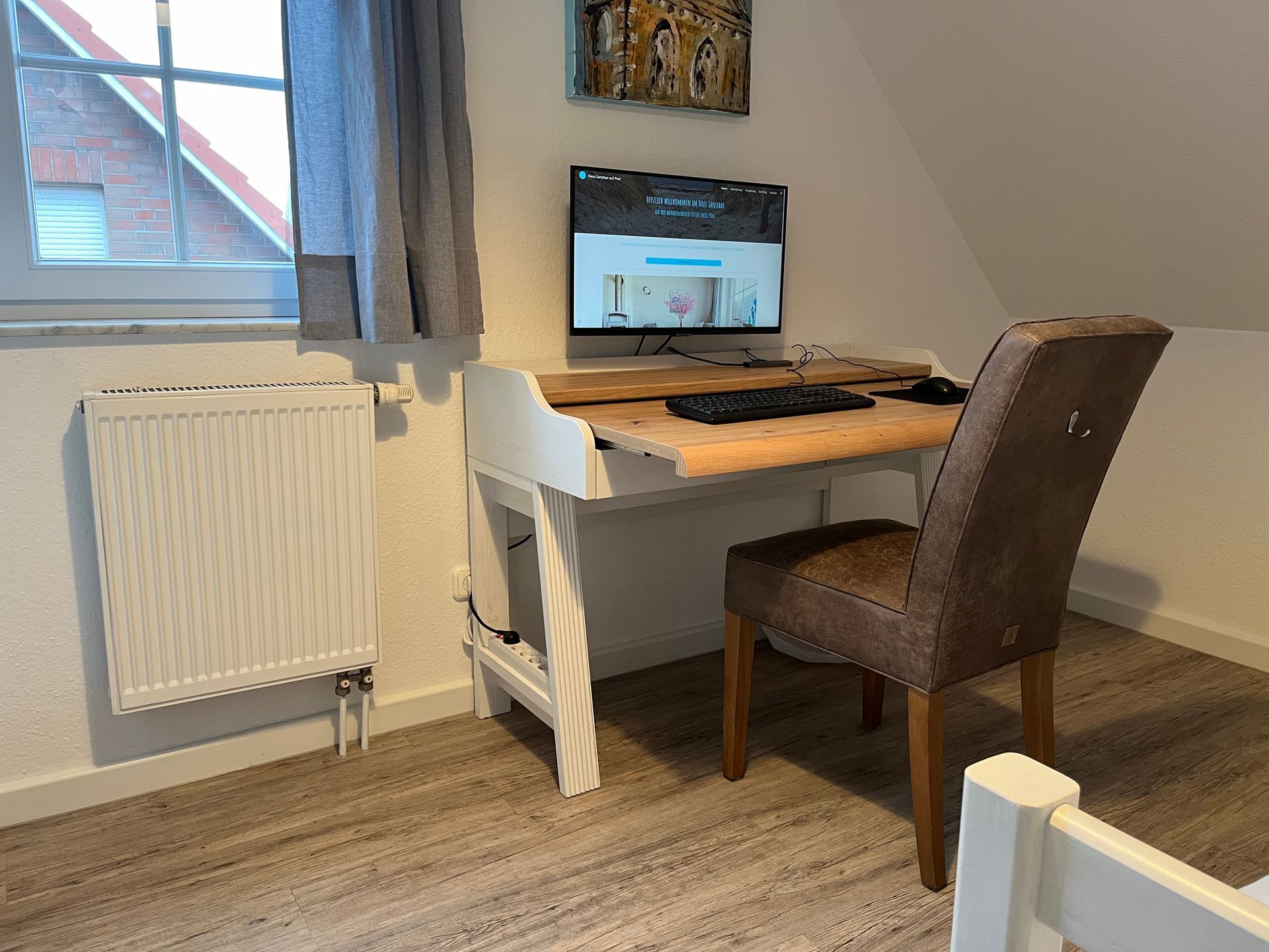 Arbeitsplatz mit Schreibtisch und Monitor