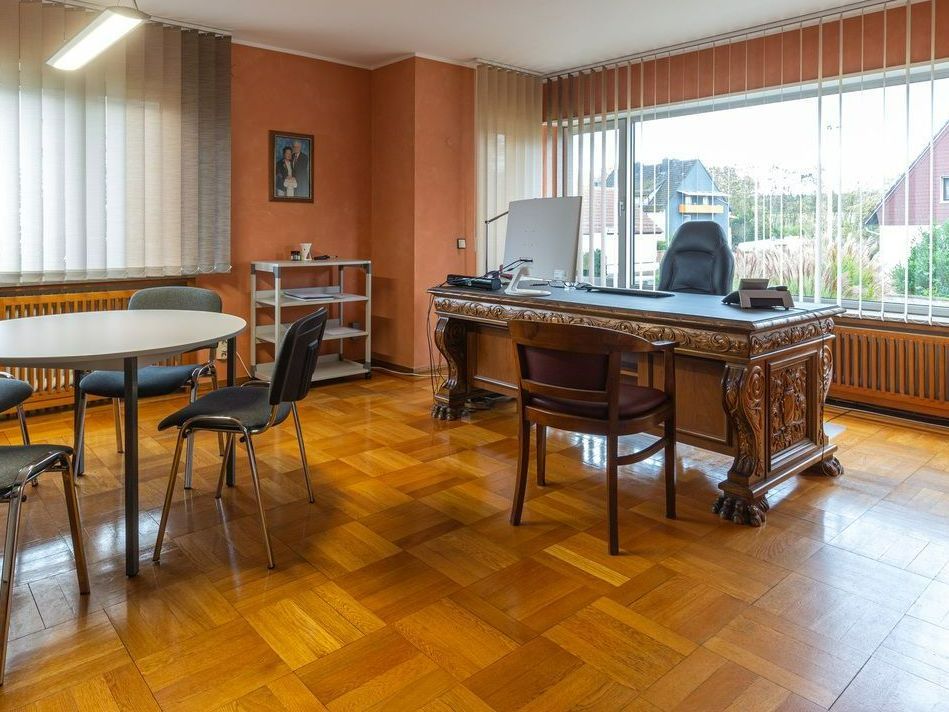 Jacob Steuerberatungsgesellschaft – Person tippt in einen Taschenrechner