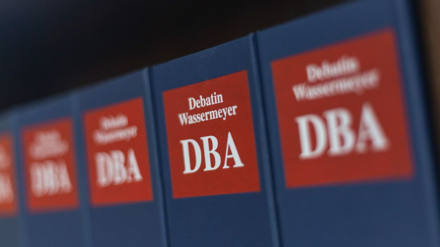 Jacob Steuerberatungsgesellschaft – eine Person stapelt Münzen aufeinander