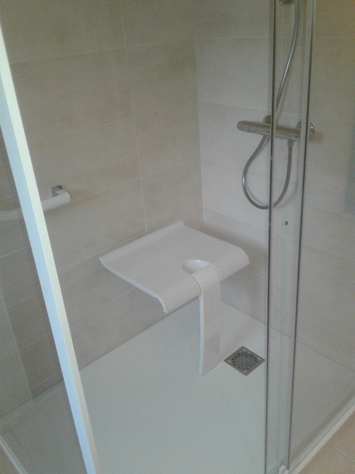 Douche à l'italienne adaptée aux personnes à mobilité réduite