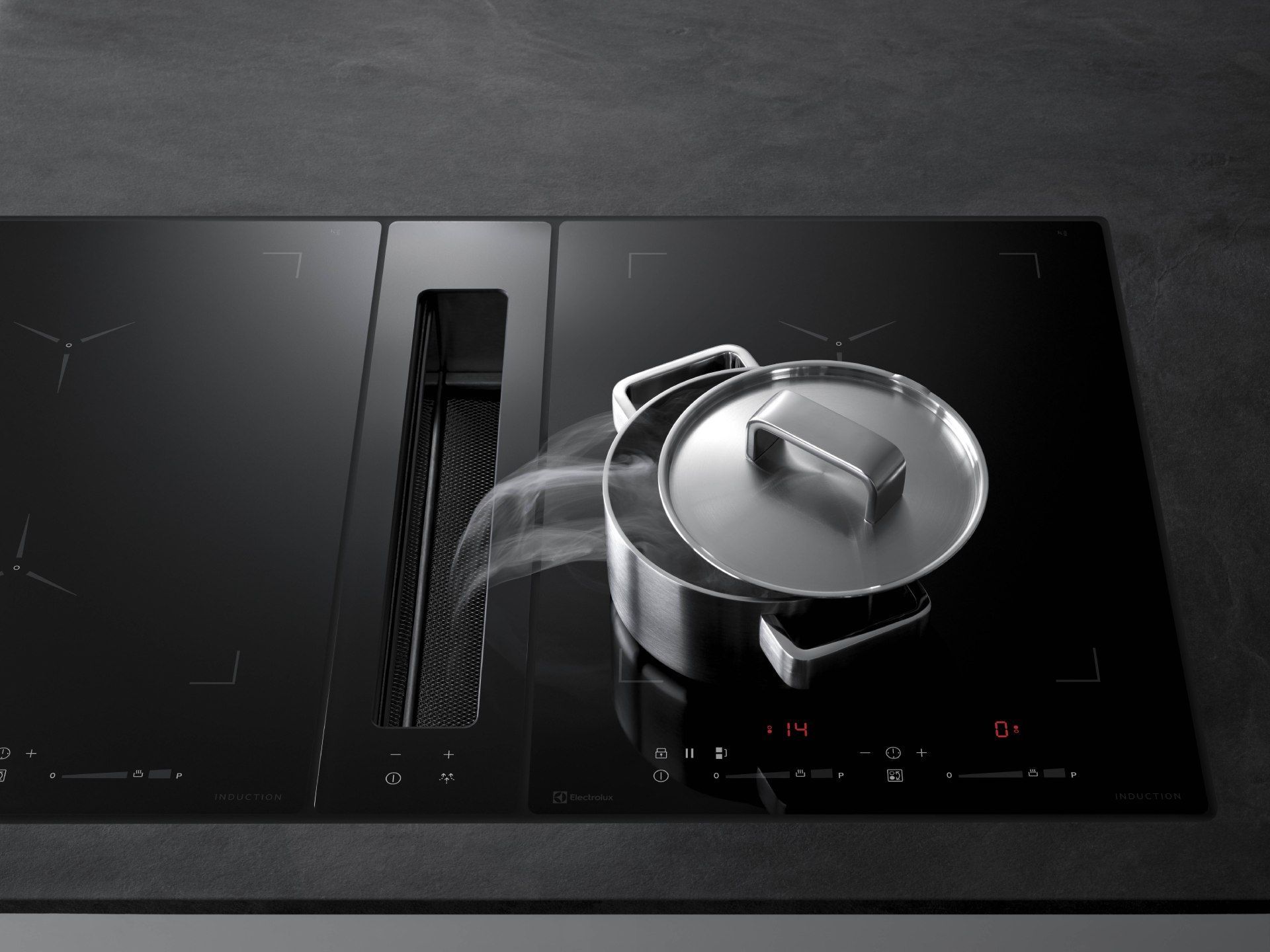 Schwarzes Kochfeld mit integrierter Entlüftung, Topf mit Deckel, aus dem Dampf entweicht.