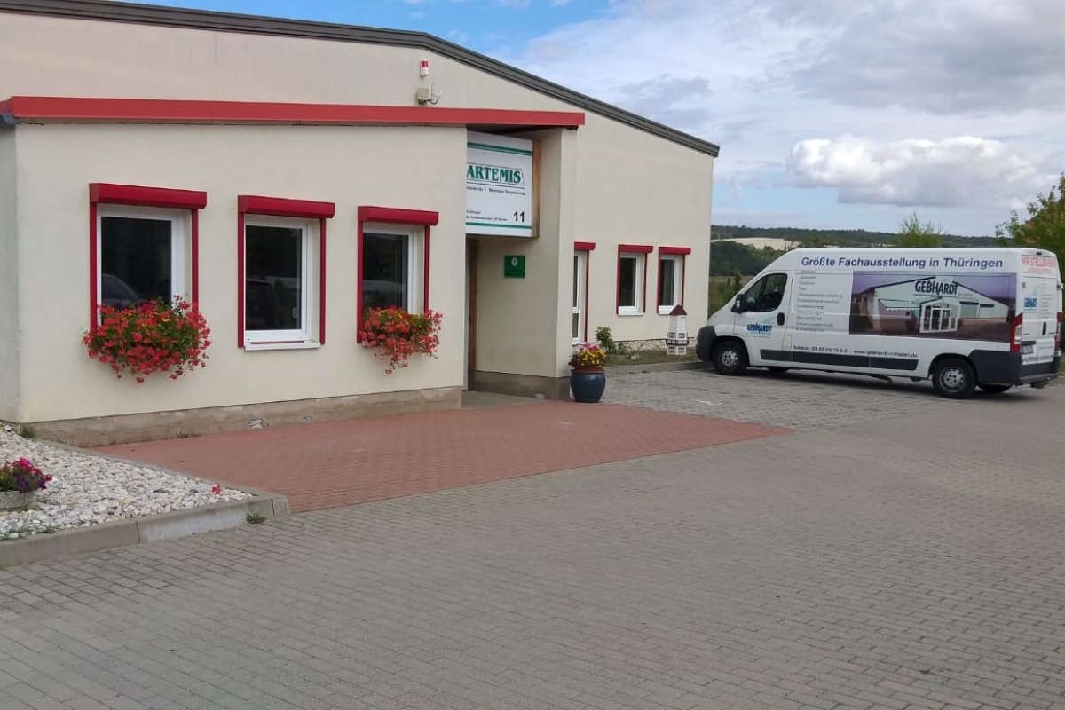 Eine Reihe Garagentore mit Jalousien.