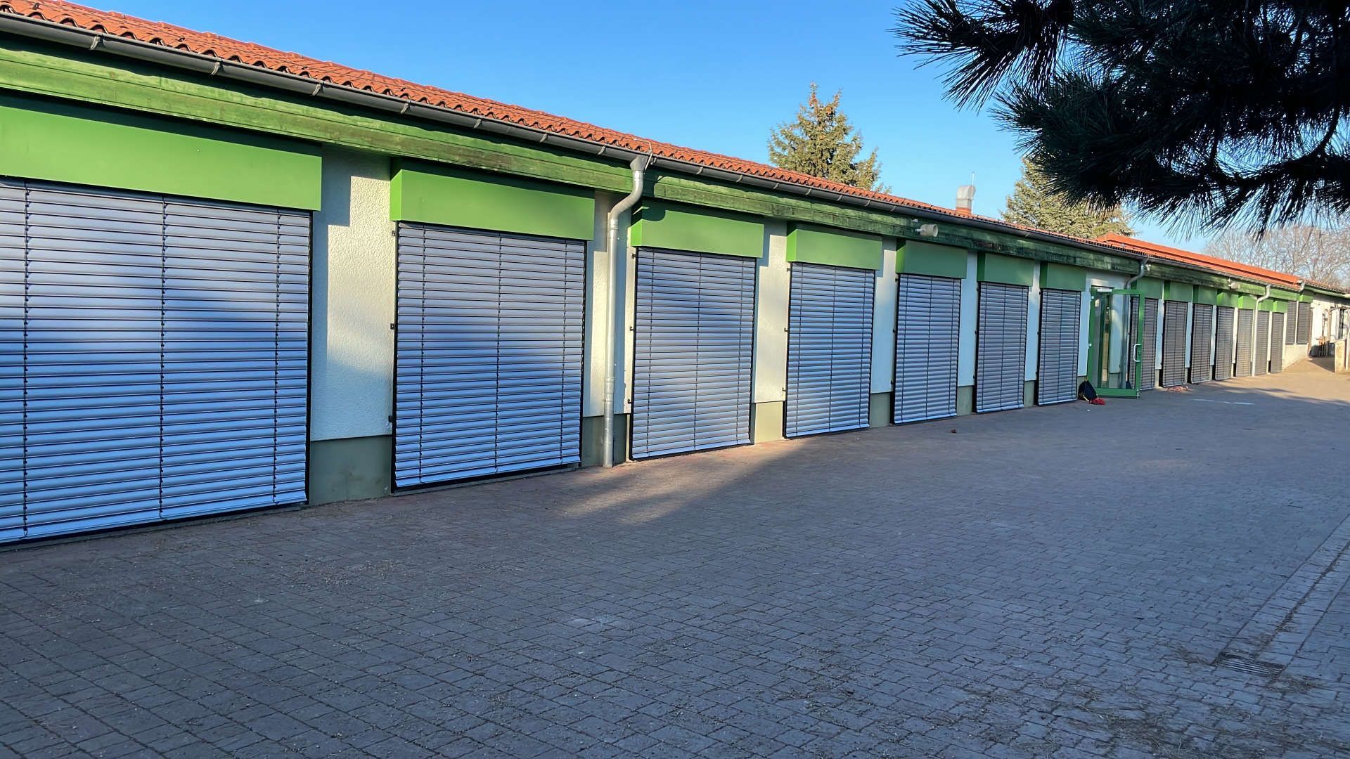 Eine Reihe Garagentore mit Jalousien.