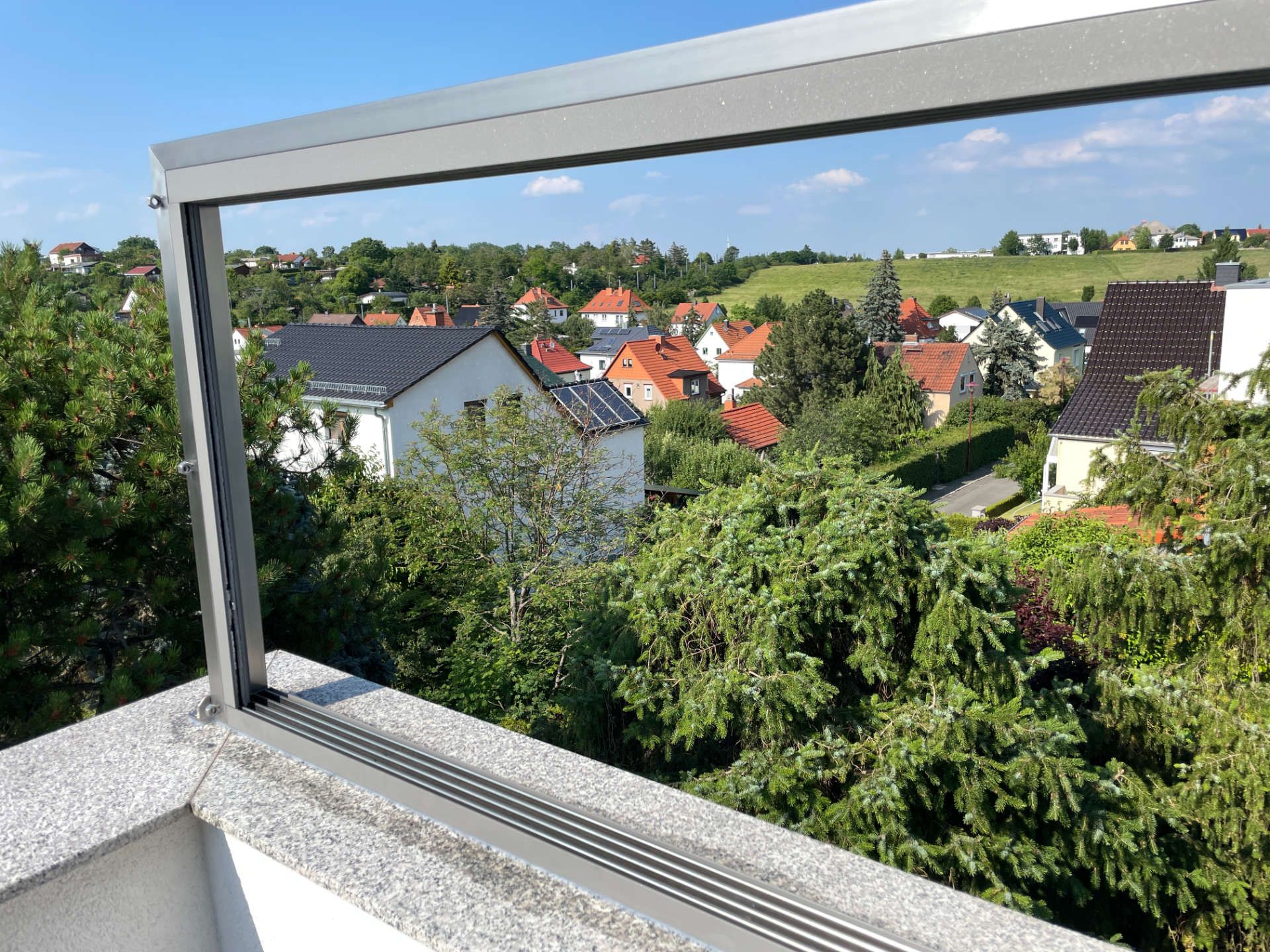 Ein Blick auf eine kleine Stadt von einem Balkon