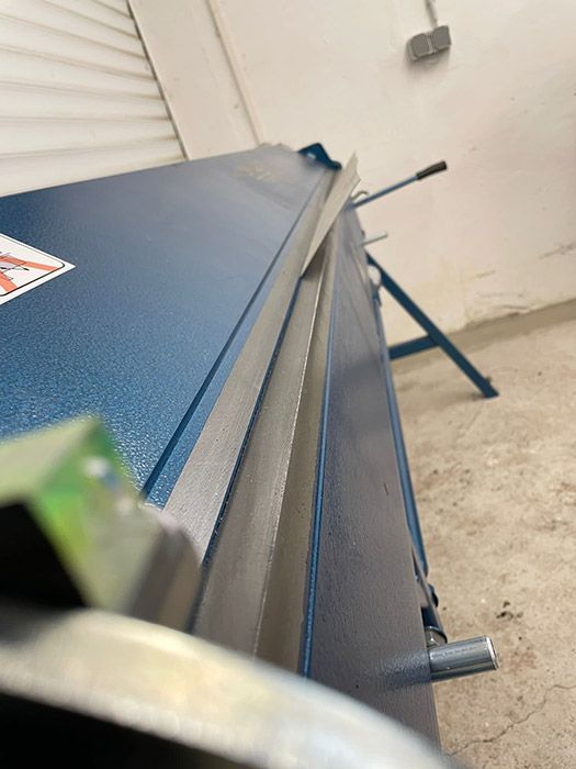 Nahaufnahme von einer Maschine für Blechkanten