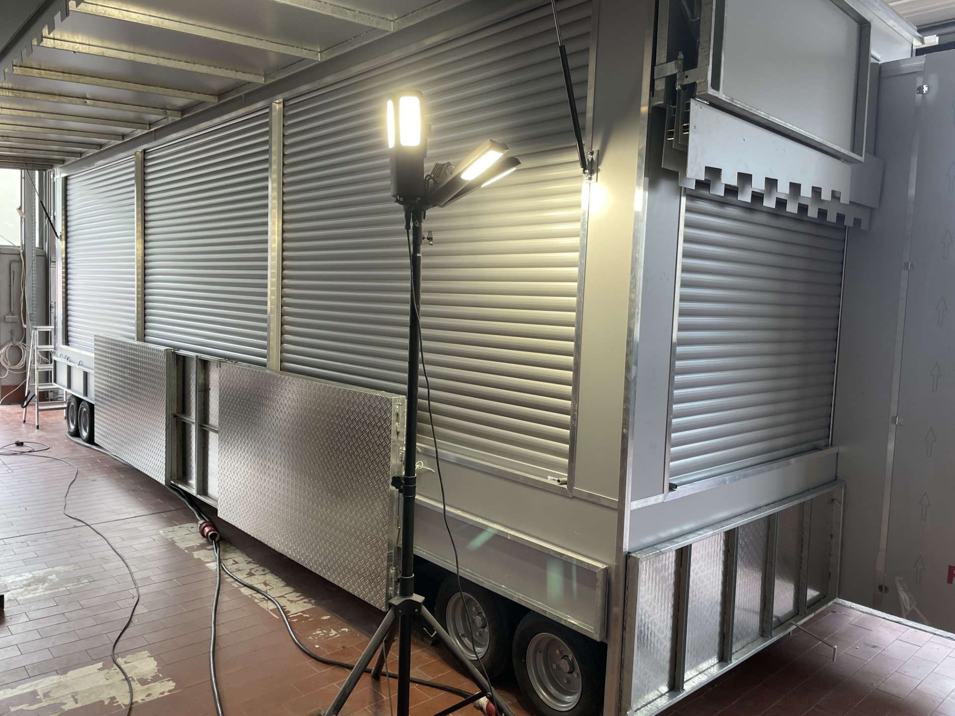 Ein weißes Haus mit schwarzem Dach und weißer Markise.