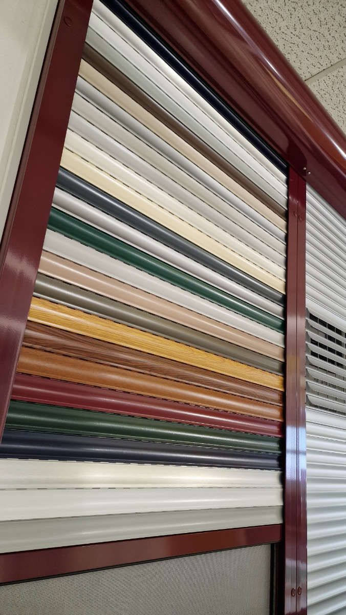 Ein blaues Rollo mit Punkten darauf.