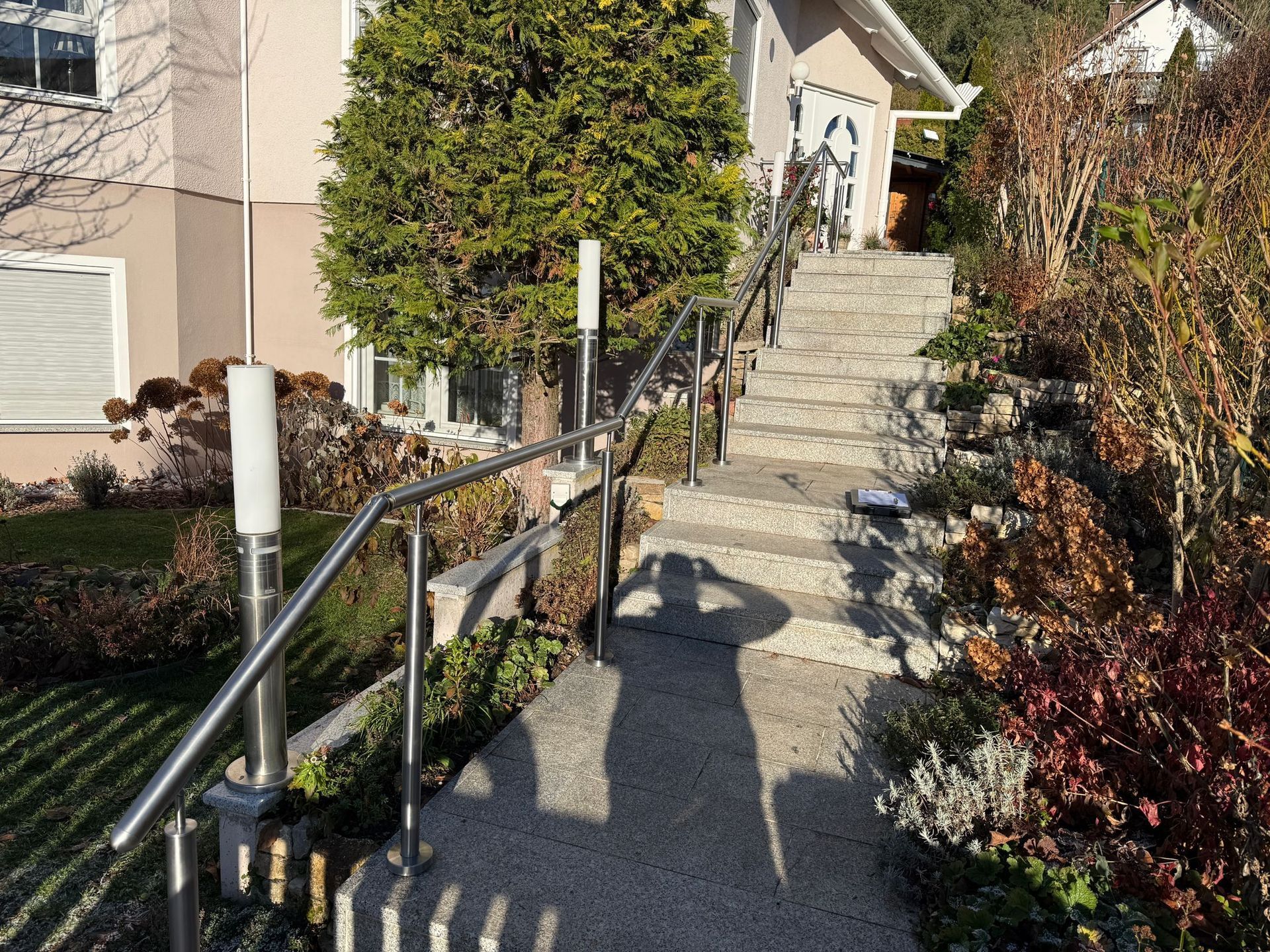 Außentreppe mit einem verchromten Geländer