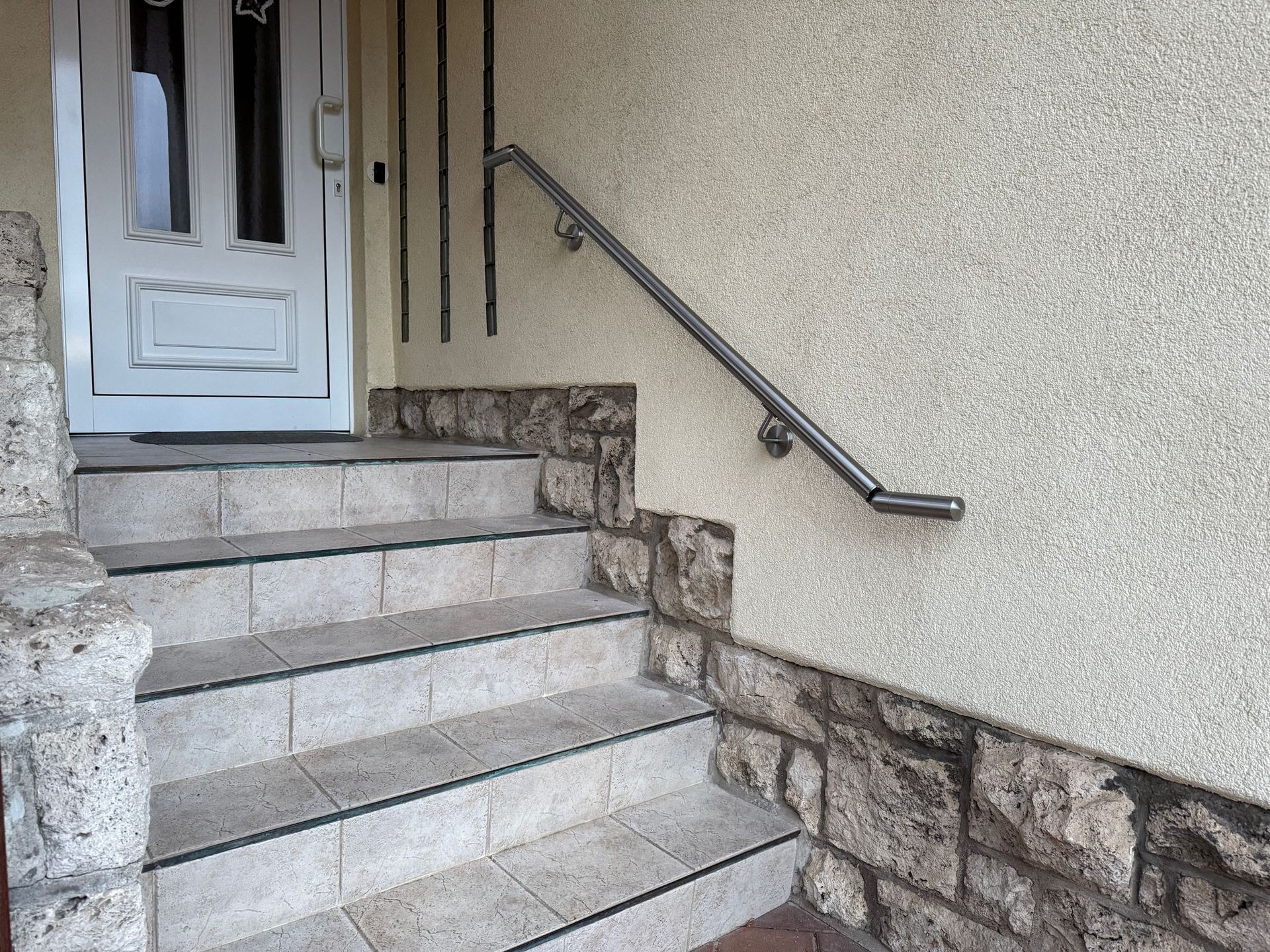 Außentreppe mit Geländer an der Hauswand