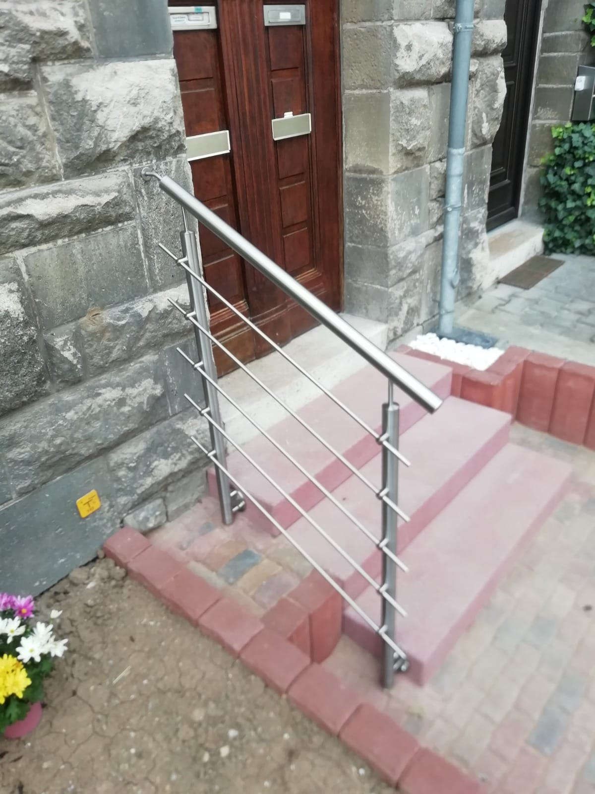 Eine Treppe mit Edelstahlgeländer