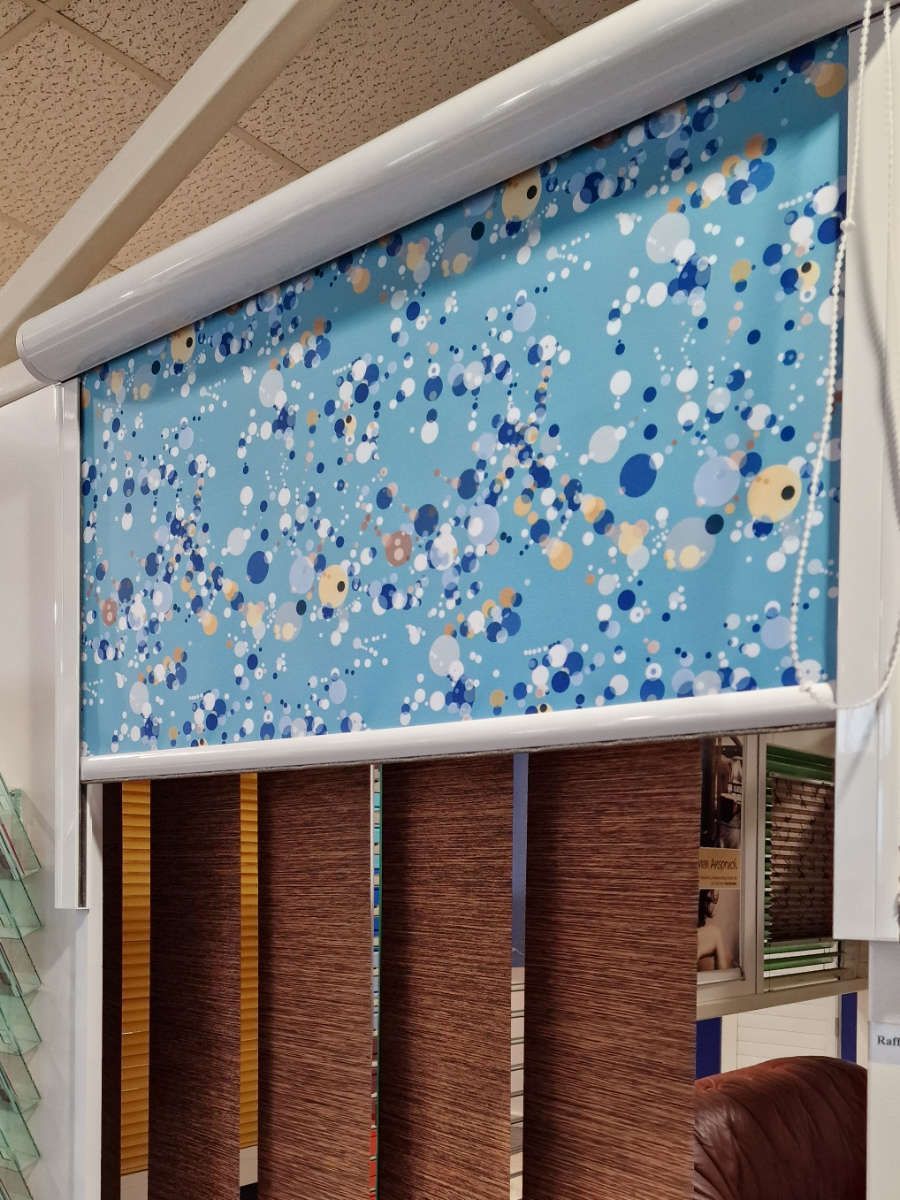 Ein blaues Rollo mit Punkten darauf.