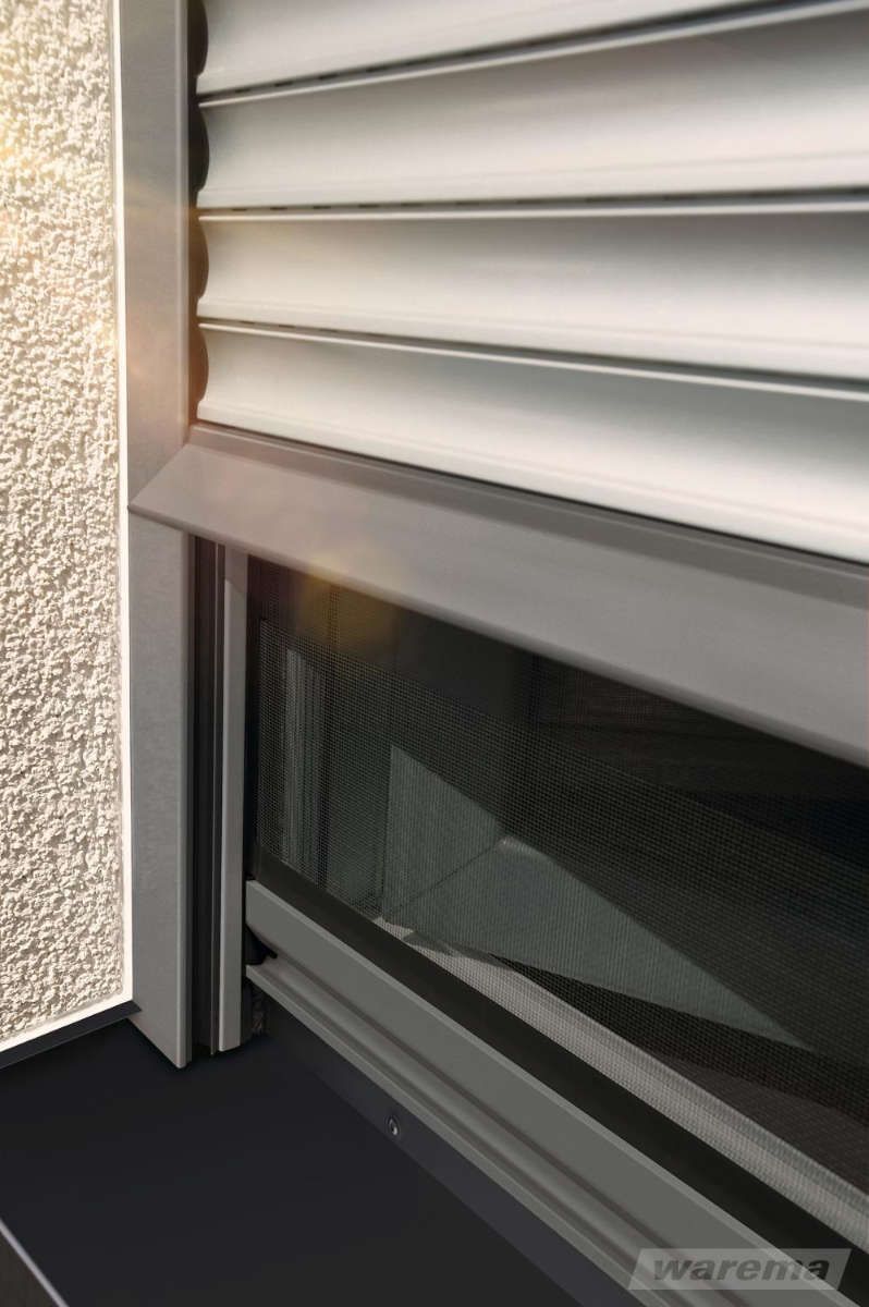 Eine Nahaufnahme eines Fensters mit einem Rollladen.