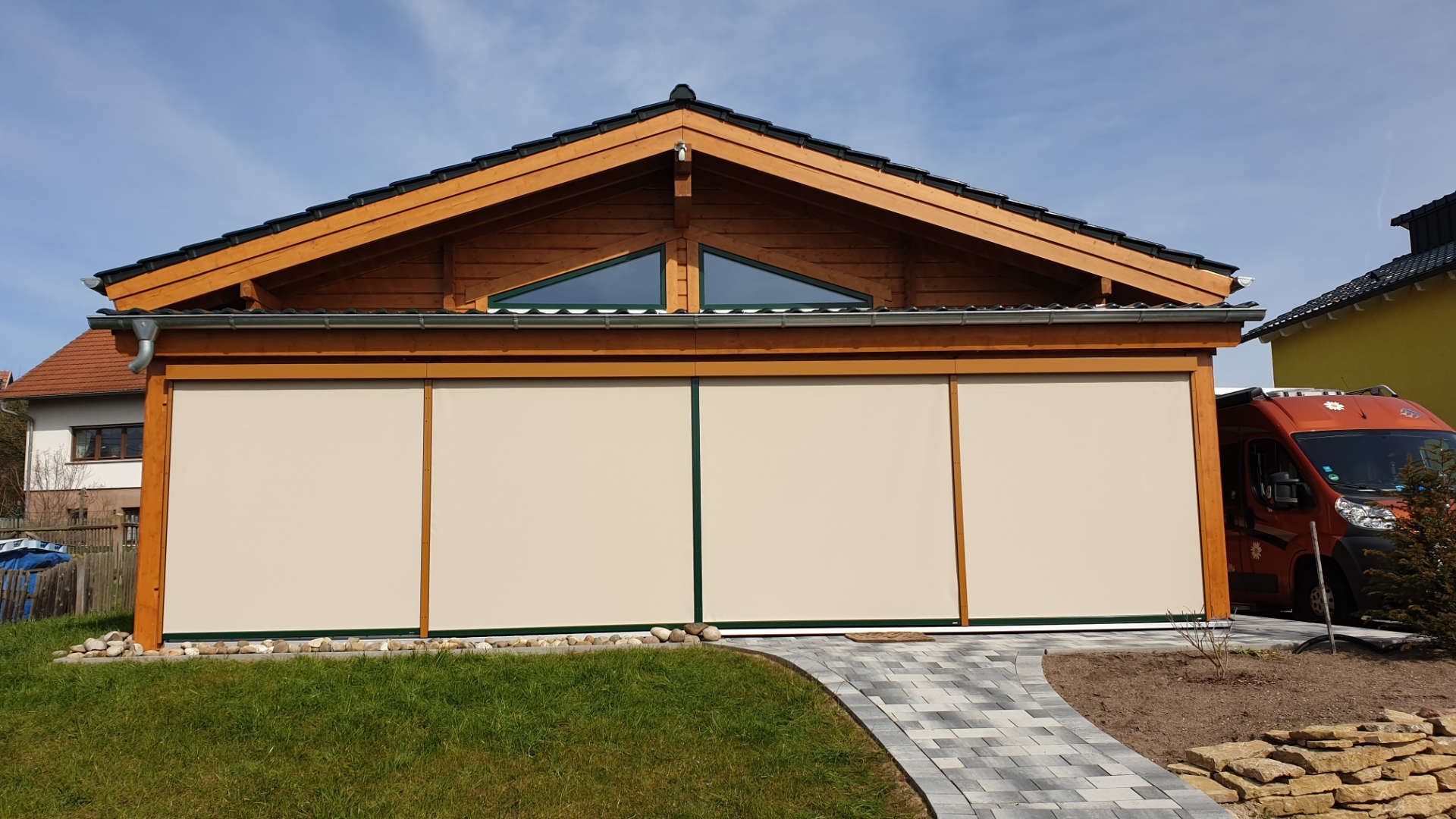 Ein Haus mit Sonnenschutz vor den Fenstern